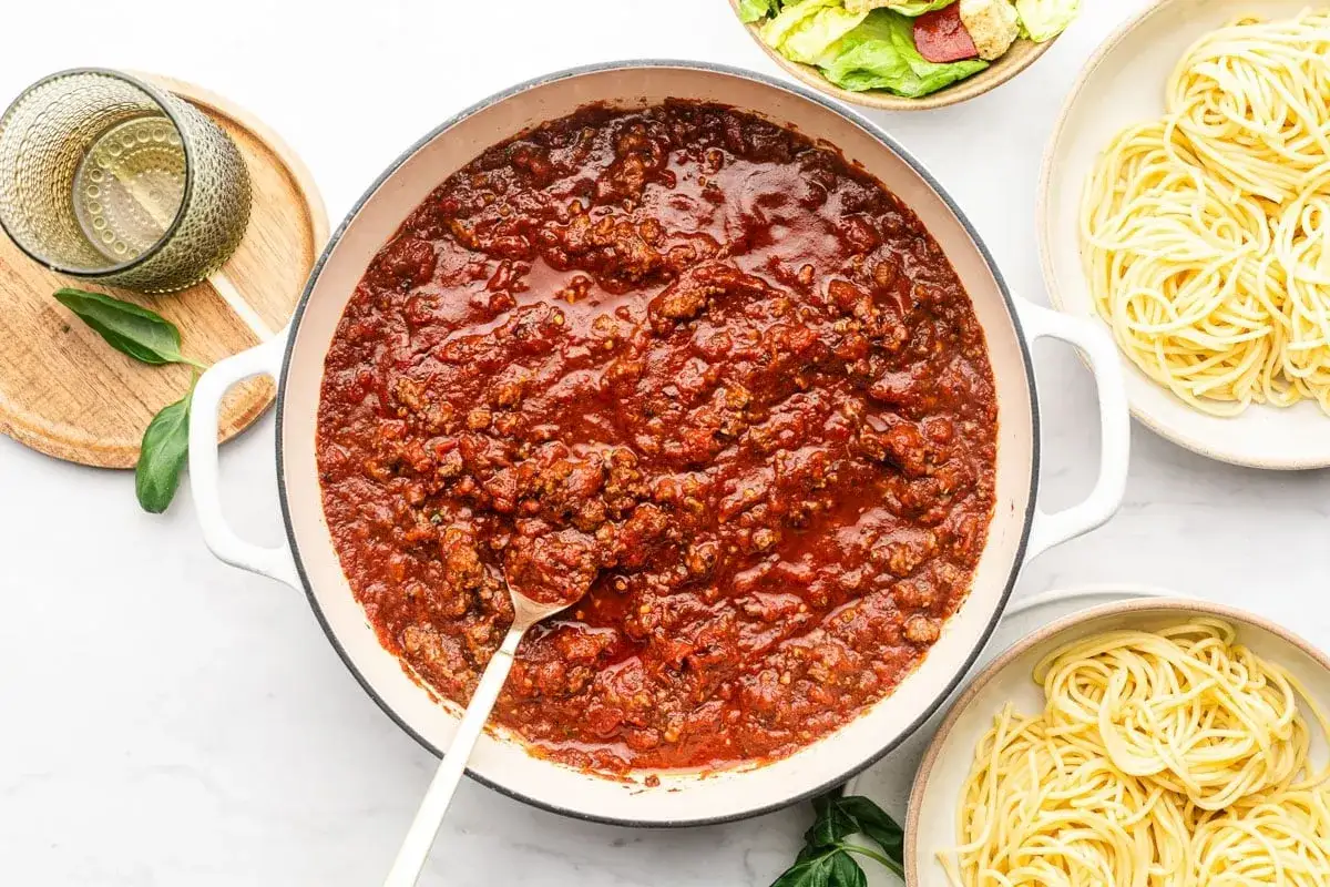 Pyszny, gęsty sos do spaghetti z mięsem mielonym, gotowy do podania z makaronem.