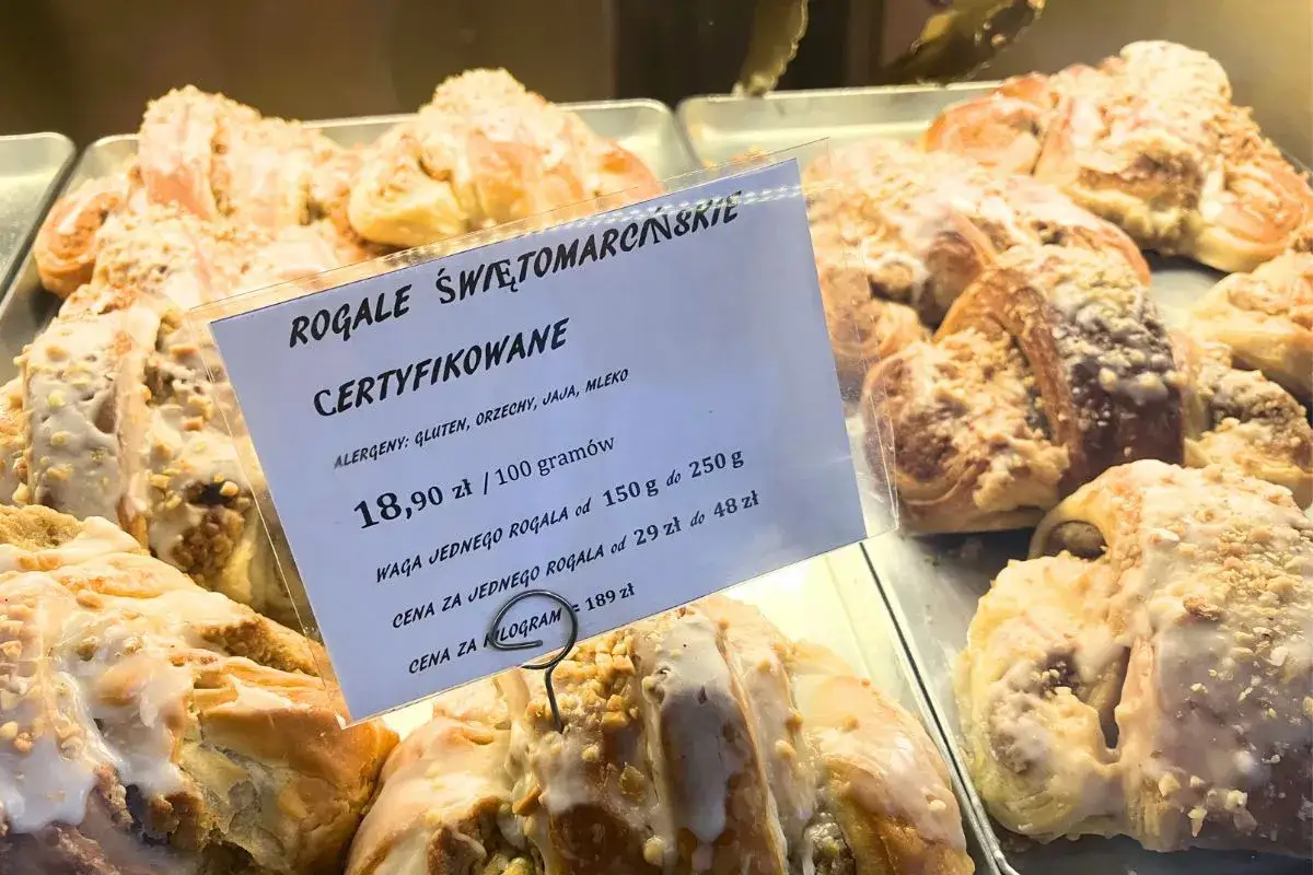 Rogale Świętomarcińskie w Poznaniu &ndash; certyfikowane, z lukrem i orzechami. Idealne, by sprawdzić, co zjeść w Poznaniu.