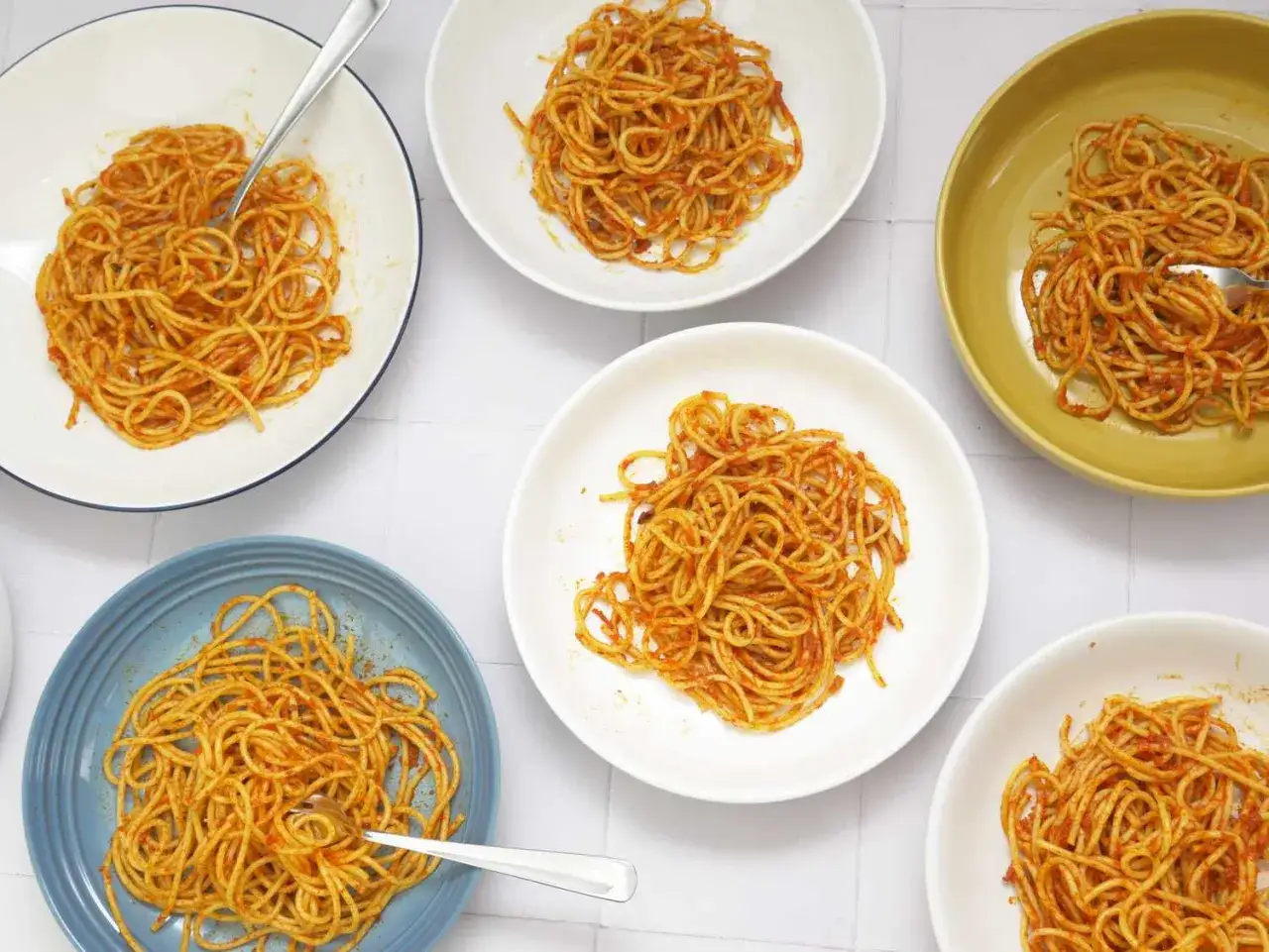 Fem tallrikar med spaghetti, redo att serveras. Ett enkelt nudlar recept som passar alla.