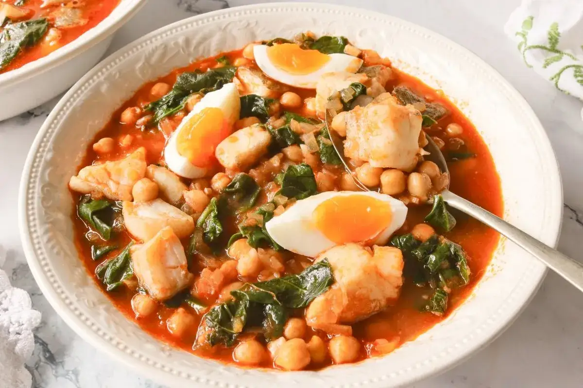 Garbanzos con bacalao, un plato reconfortante con trozos de pescado blanco, espinacas y huevo duro. &iexcl;La receta de la abuela que nunca falla!