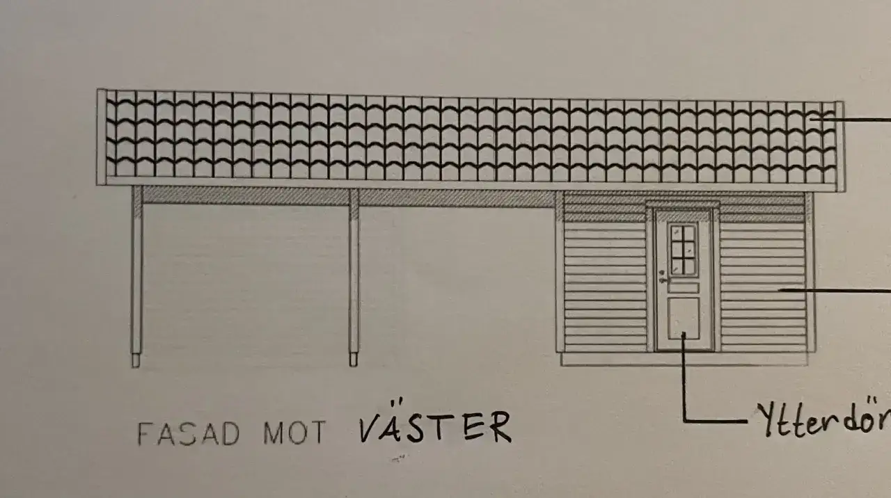 Ritning av en carport med förråd. En ytterdörr syns på förrådsdelen. Planerar att bygga carport.