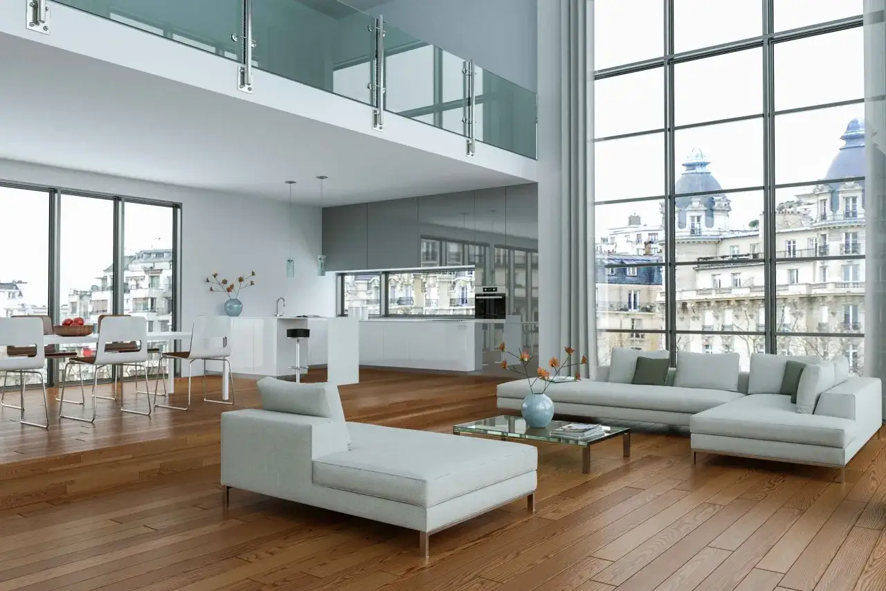 Modernes Wohnzimmer mit offener K&uuml;che und Essbereich, ideal f&uuml;r immobilie verkaufen fotos. Gro&szlig;e Fenster mit Stadtblick.