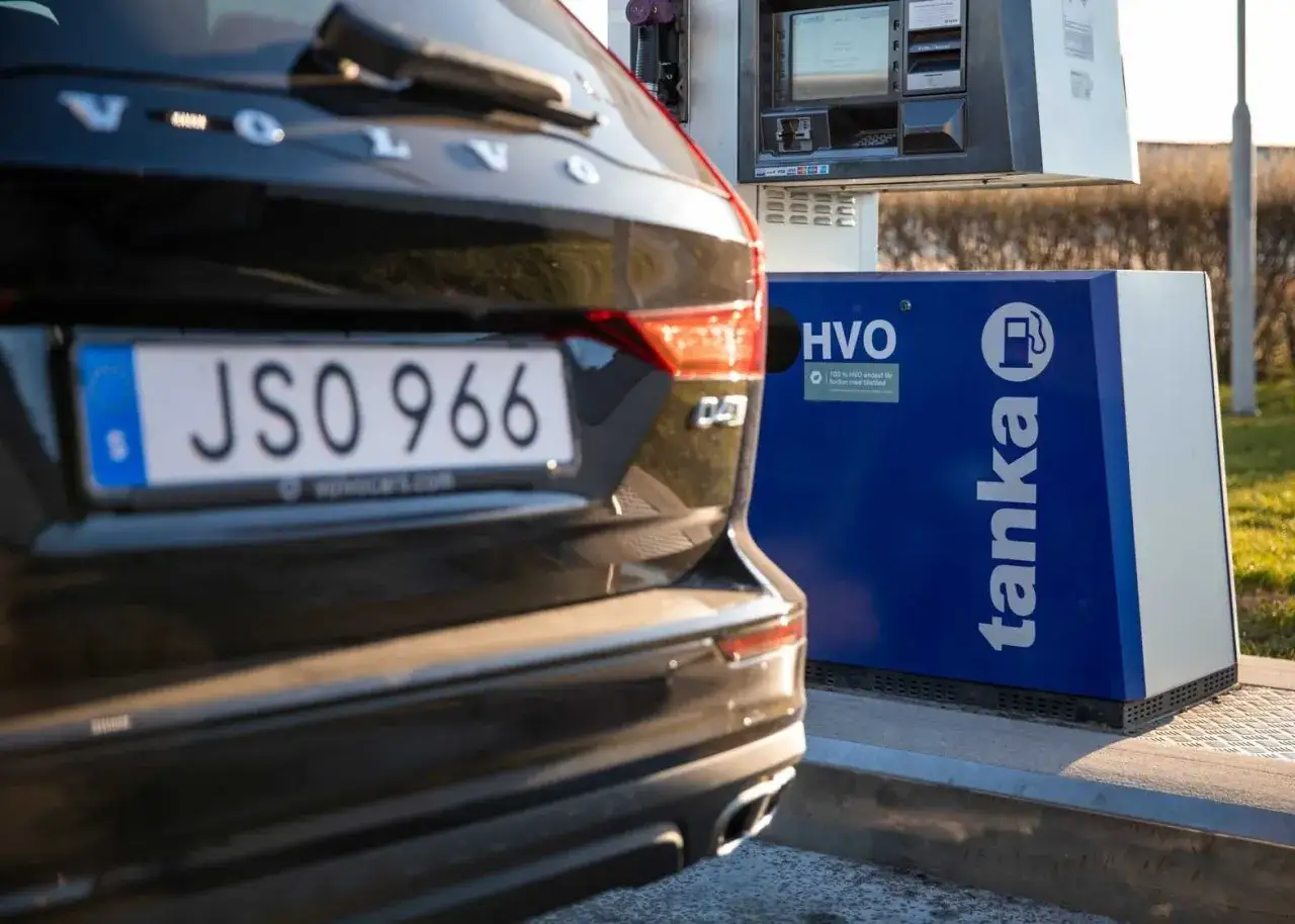 En Volvo parkerad vid en pump f&ouml;r HVO-br&auml;nsle. Tankstationen har texten 