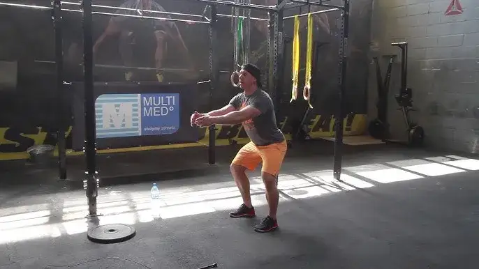 osoba ćwicząca crossfit w domu z minimalnym sprzętem