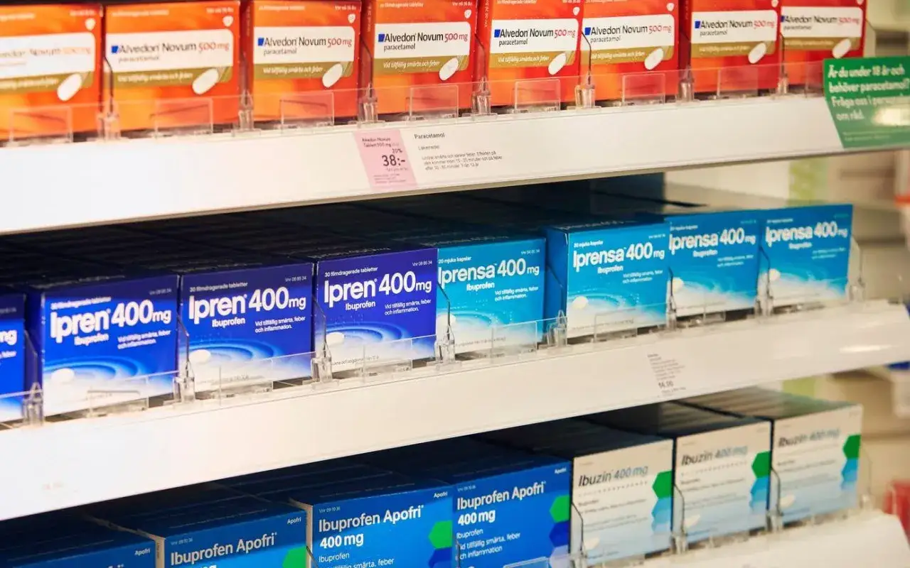 Hylla med l&auml;kemedel som inneh&aring;ller Alvedon (paracetamol) och Ipren/Iprensa (ibuprofen), samt andra sm&auml;rtstillande.