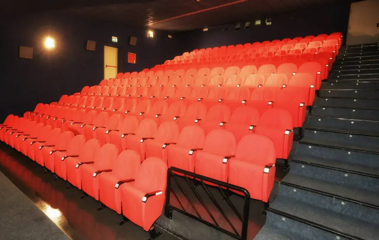 File vuote e rosse, pronte per andare al cinema.