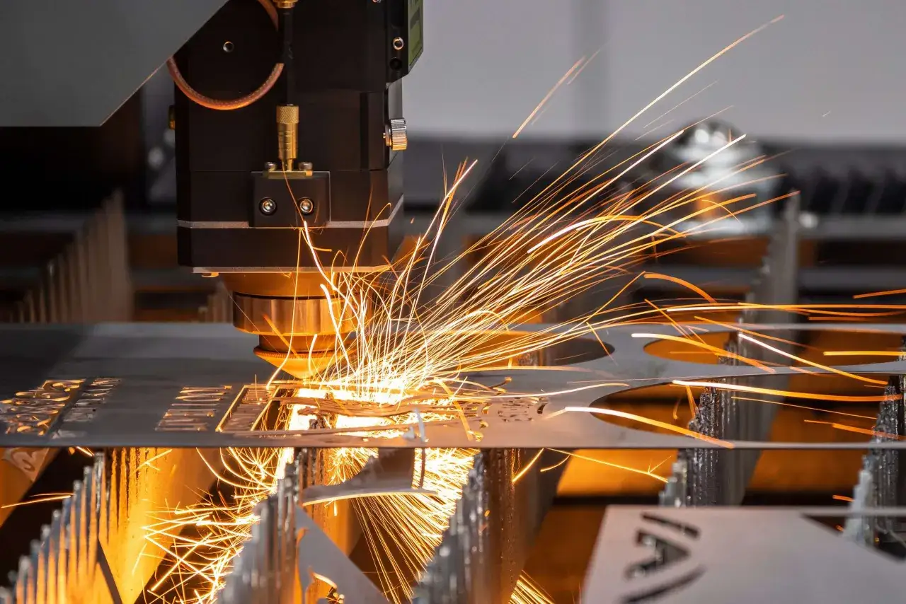 Niesamowita moc lasera tnie metal, tworząc deszcz iskier. Precyzyjne cięcie metalu.
