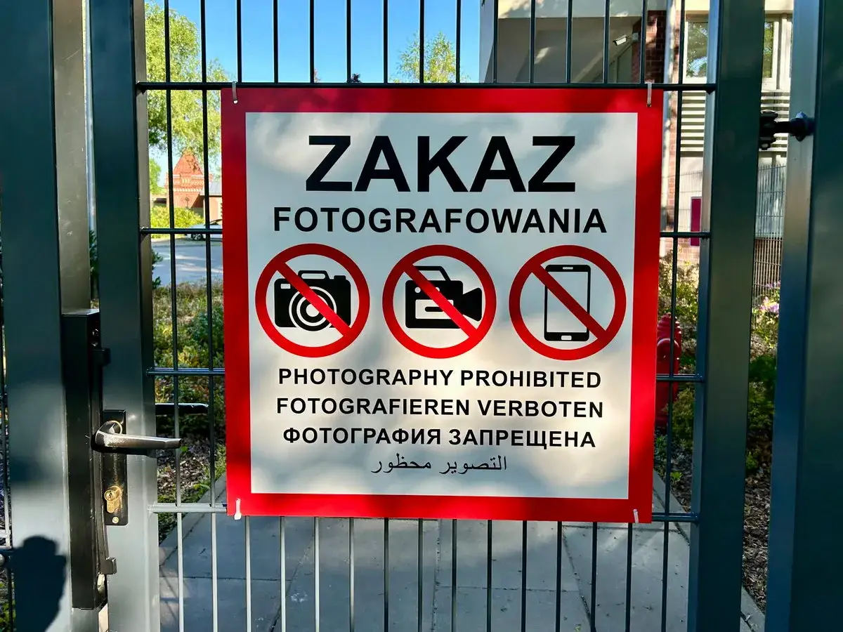 Tablica z napisem