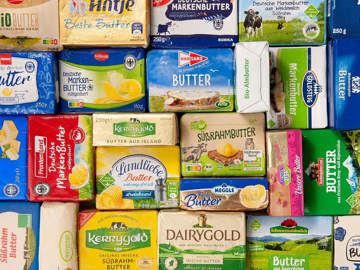 Welche Butter? Eine bunte Vielfalt deutscher und irischer Markenbutter, von mildges&auml;uert bis s&uuml;&szlig;rahmig, f&uuml;r jeden Geschmack.