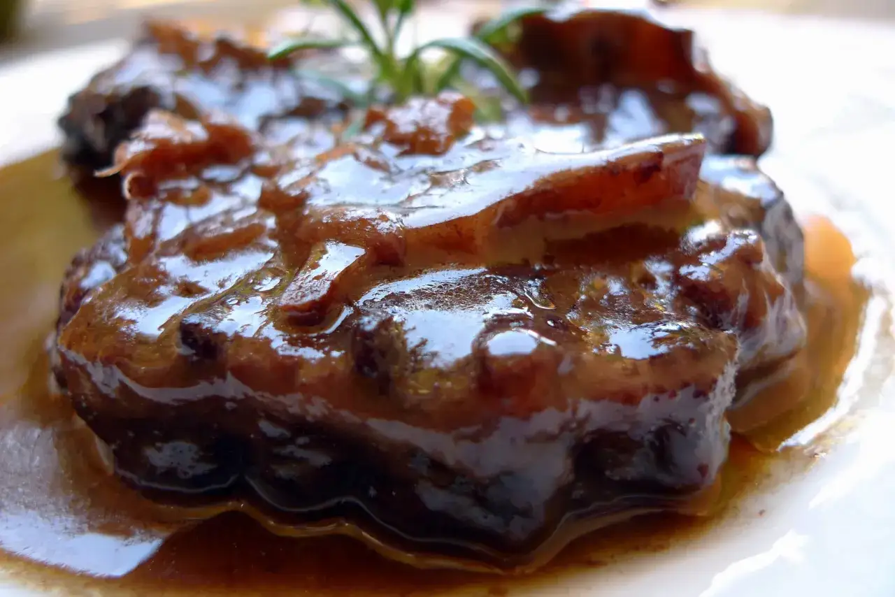 Delicioso rabo de toro estofado en su jugo, con un toque de romero.