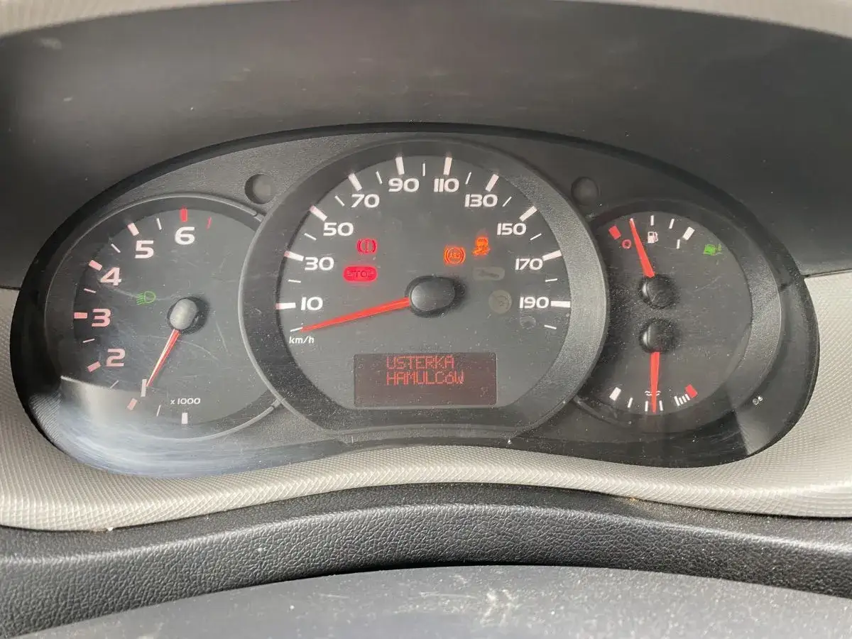 Na desce rozdzielczej Renault świeci się kontrolka 