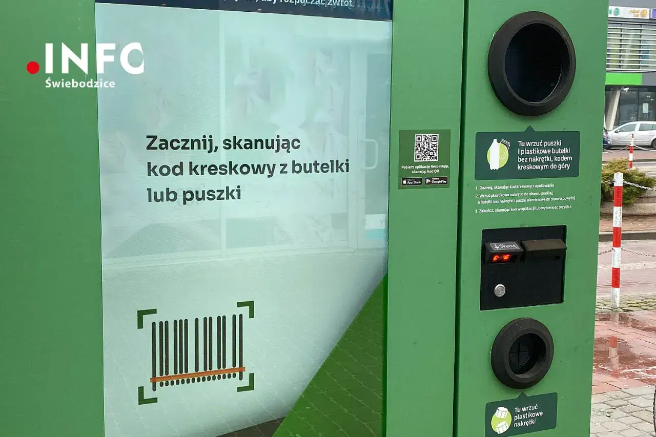 Zielony automat do segregacji odpad&oacute;w, część systemu kaucyjnego. Skanuj kod kreskowy butelki lub puszki, by rozpocząć.