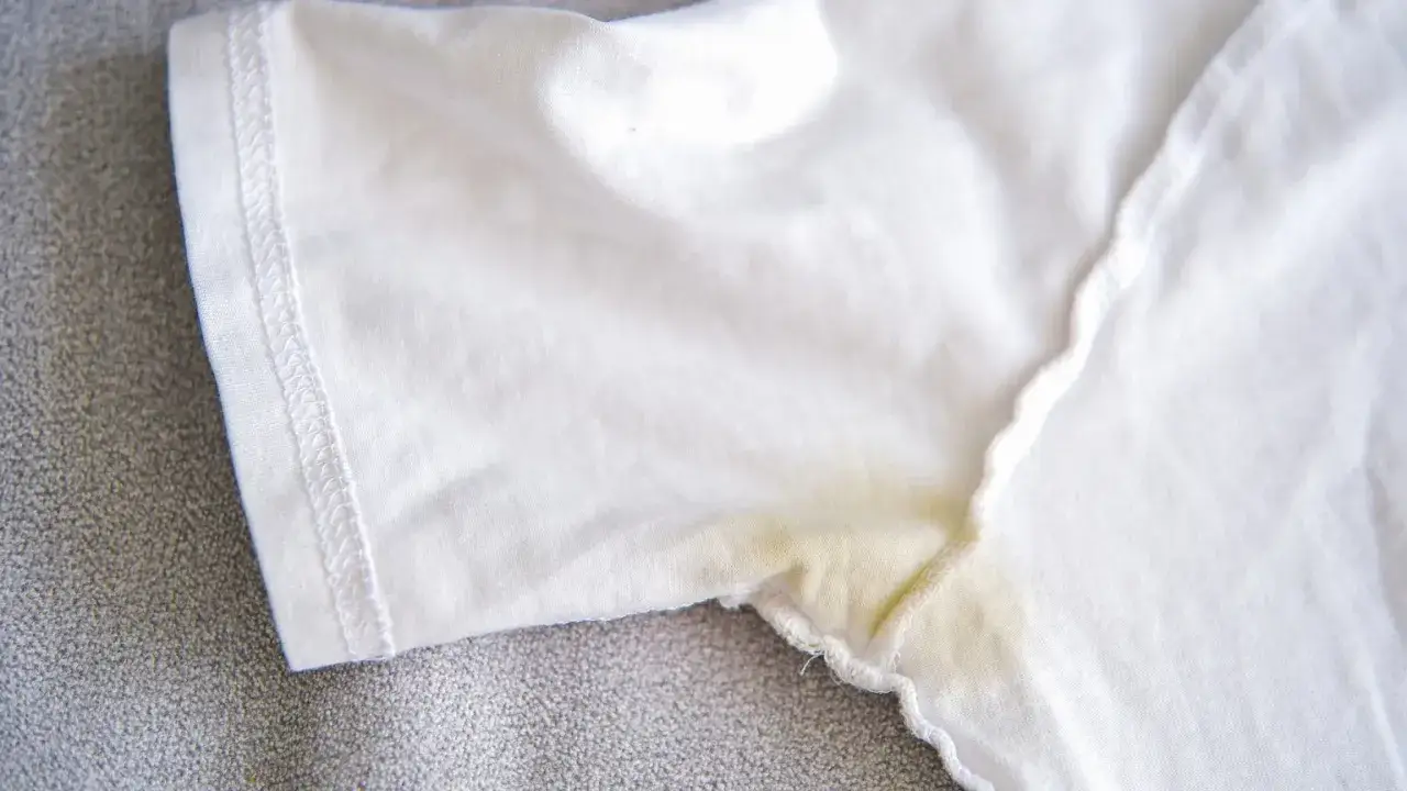 Jak doczyścić żółte plamy pod pachami na białych koszulach domowym sposobem? Widoczne zażółcenia na materiale.