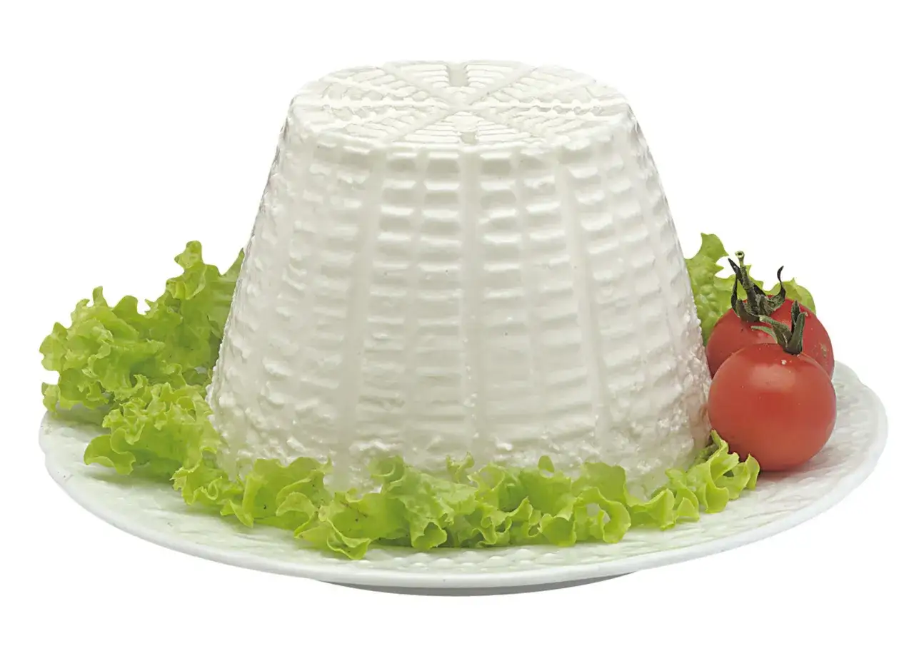 Ricotta di pecora fresca, servita con lattuga e pomodorini. Un assaggio di come si fa la ricotta di pecora, semplice e genuina.