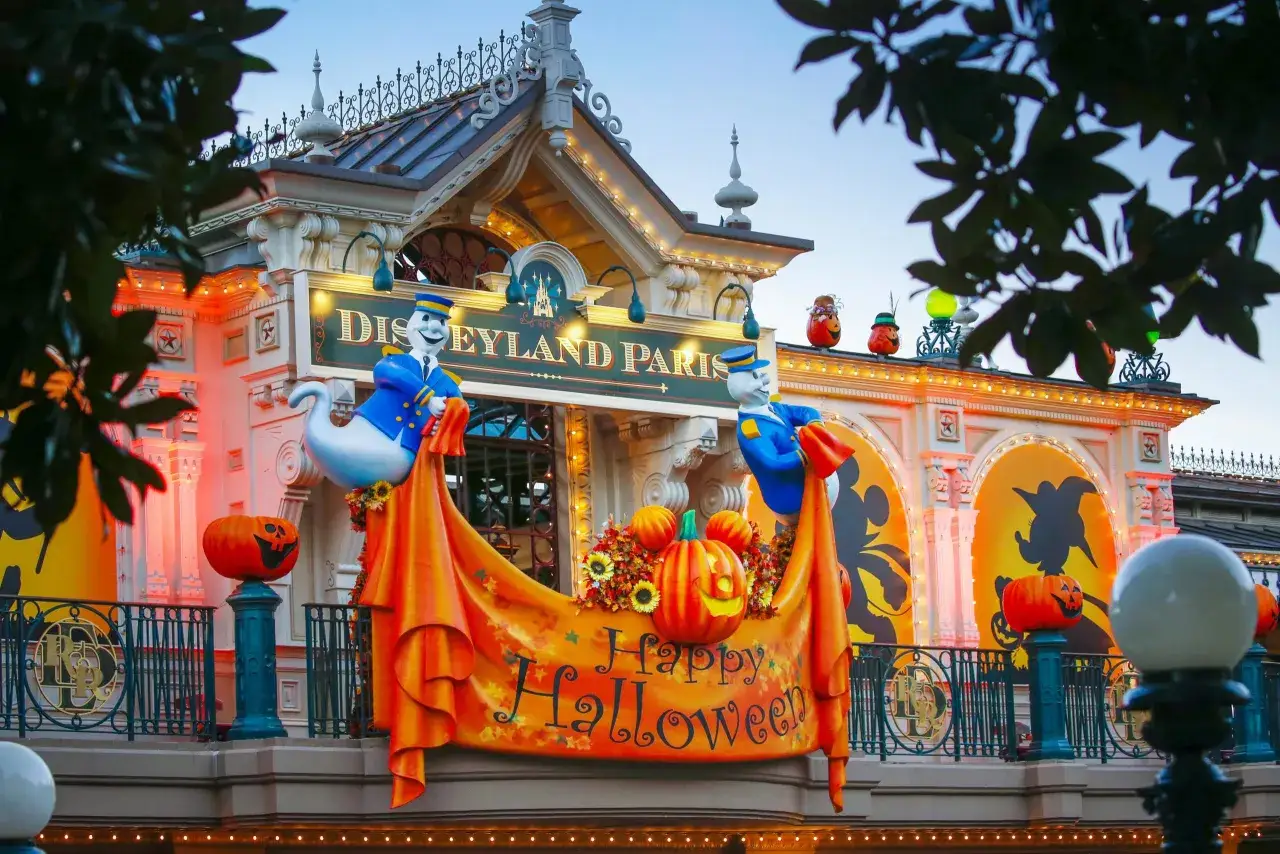 La entrada de Disneyland Paris se viste de fiesta. ¡Ya empieza Halloween con calabazas y fantasmas!