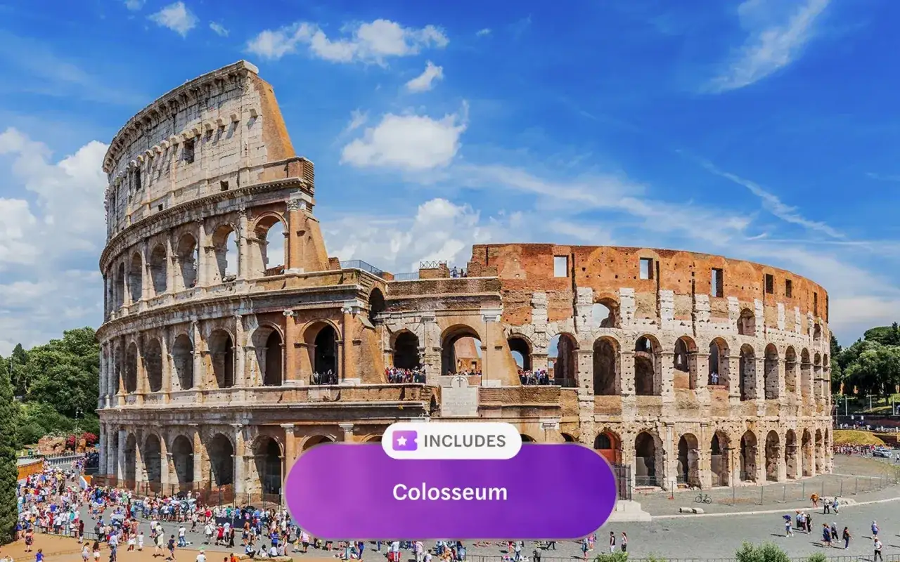 Koloseum w Rzymie, symbol miasta, idealne na Twój roma pass. Tłumy turystów podziwiają starożytną architekturę.