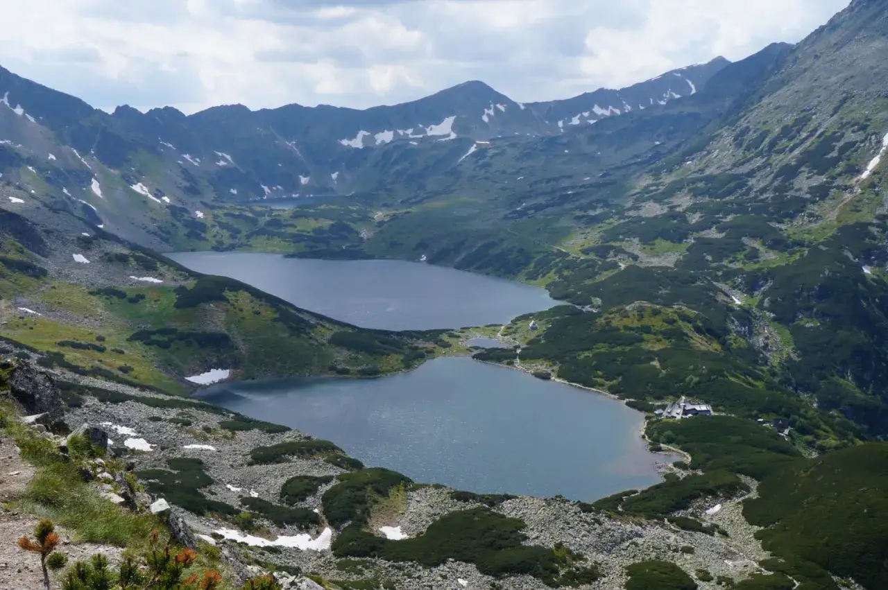 Tatry jakie to g&oacute;ry? Majestatyczne szczyty, krystaliczne jeziora i zielone zbocza tworzą zapierający dech w piersiach krajobraz.