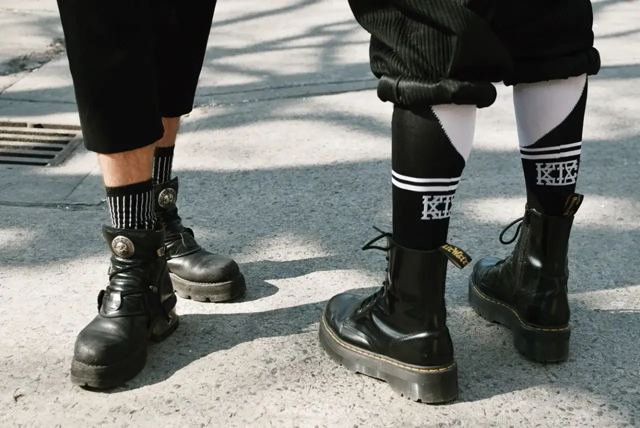 Berghain Outfit M&auml;nner Basics Schwarz Leder Jeans Stiefel
