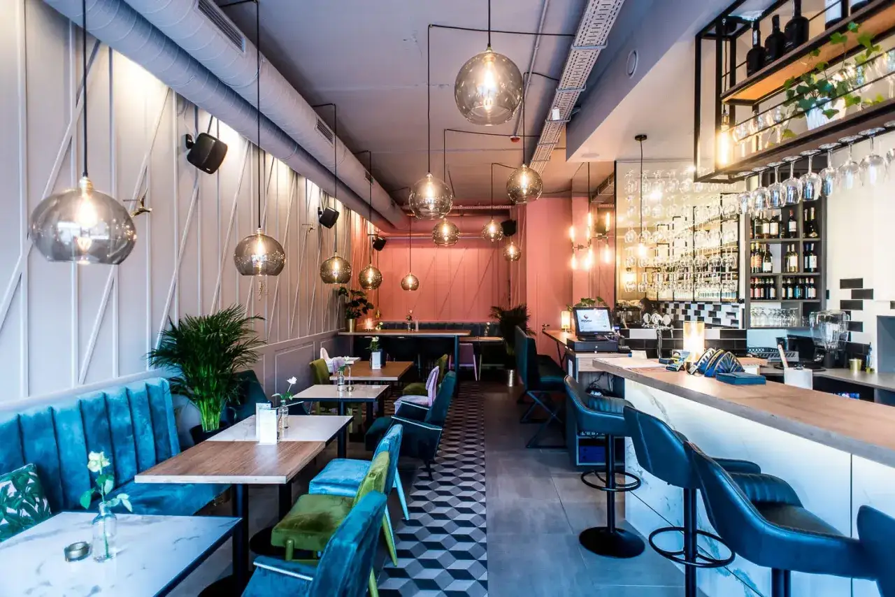 Eleganckie wnętrze, idealne na odkrywanie najlepszych restauracji w Trójmieście. Miękkie kanapy, stylowe oświetlenie i bar zapraszają.