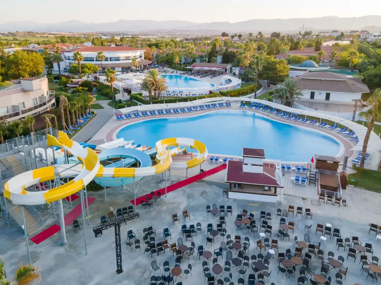 Wodne zjeżdżalnie i baseny tworzą **dream fun world** dla gości hotelowych.