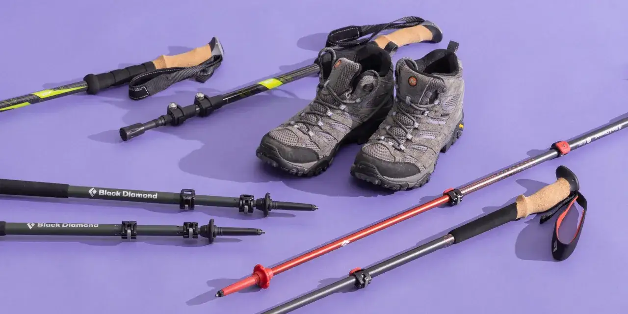 Bottes de randonnée et bâtons variés, illustrant la différence entre bâton de randonnée et marche nordique.