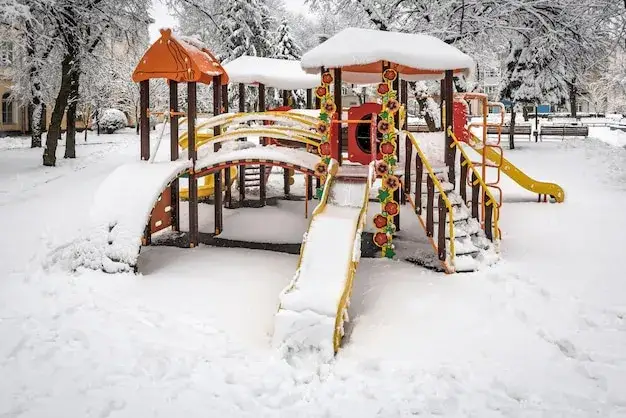 Zimowy plac zabaw pokryty śniegiem