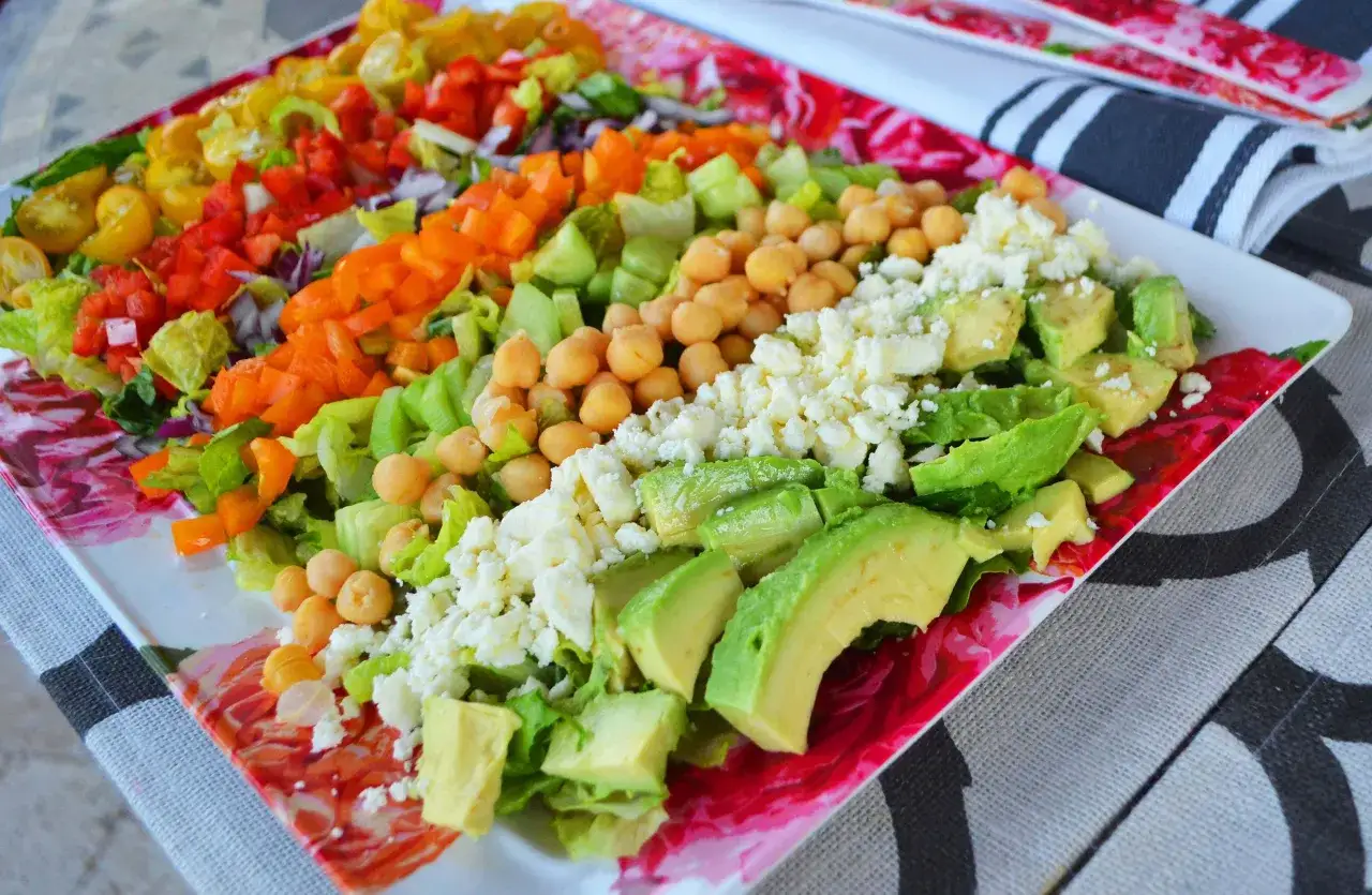 Enkel sallad med avokado, kik&auml;rtor, tomat, paprika och ost. En fr&auml;sch och f&auml;rgglad r&auml;tt.