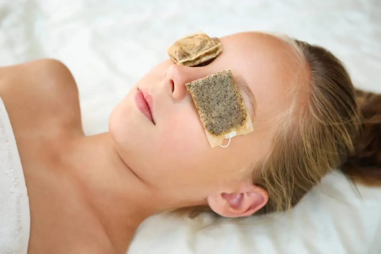 Dziewczynka zrelaksowana z okładami z rumianku na oczy. Naturalne domowe SPA dla delikatnej skóry.
