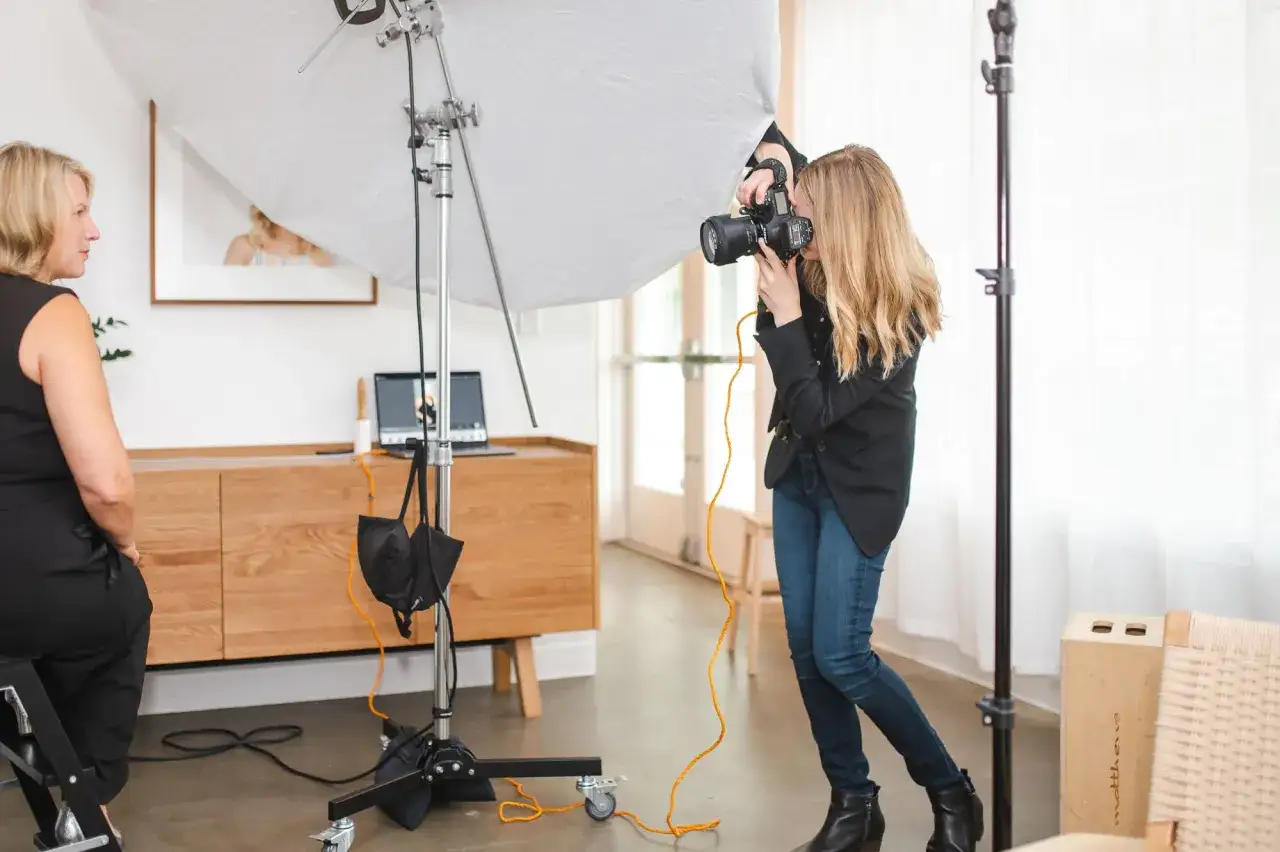 Fotografka pracuje nad sesją portretową, eksplorując różne dziedziny fotografii.