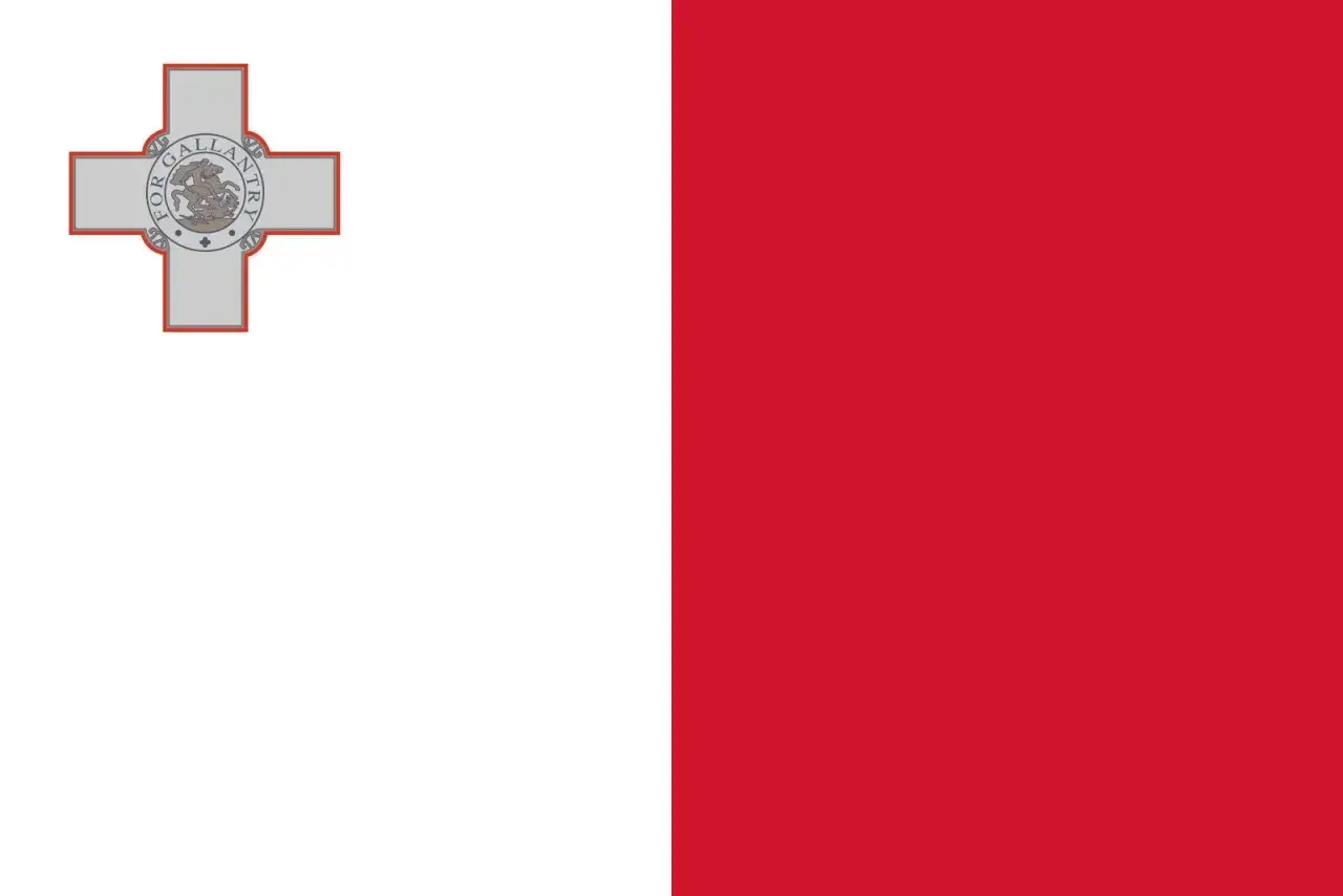 Flaga Malty: biała część z herbem w kształcie krzyża i czerwona część. Krzyż zawiera wizerunek św. Jerzego walczącego ze smokiem.