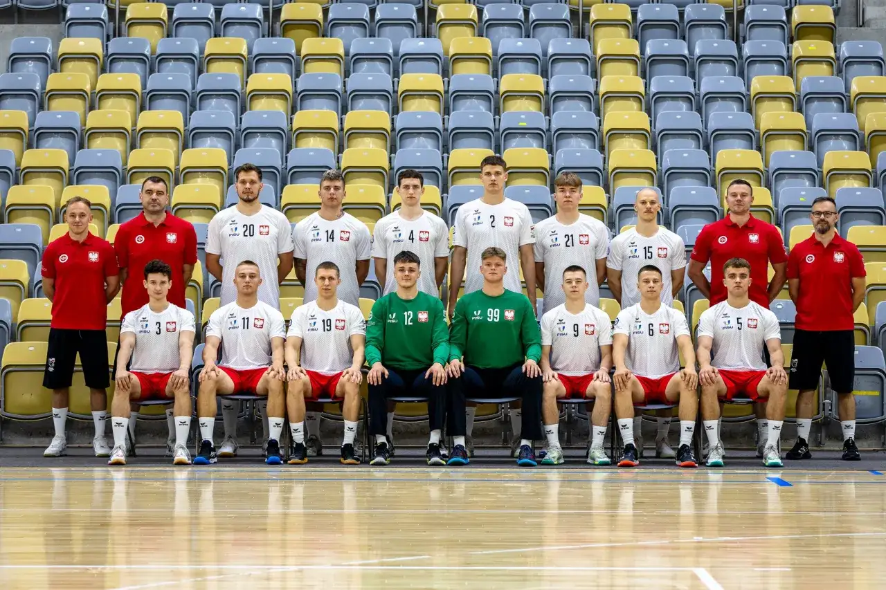 Drużyna piłkarzy ręcznych Polski pozuje do zdjęcia. Sprawdźcie ich na mistrzostwach świata w piłce ręcznej terminarz.
