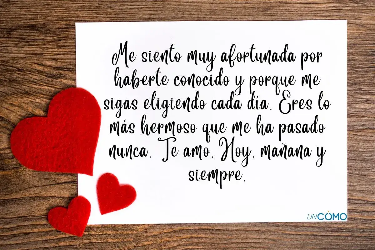 Tarjeta con corazones rojos y un mensaje de amor: 
