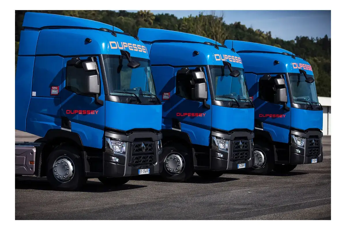 Trois camions bleus Dupessey alignés, symboles de la meilleur marque de camion poids lourd au monde.