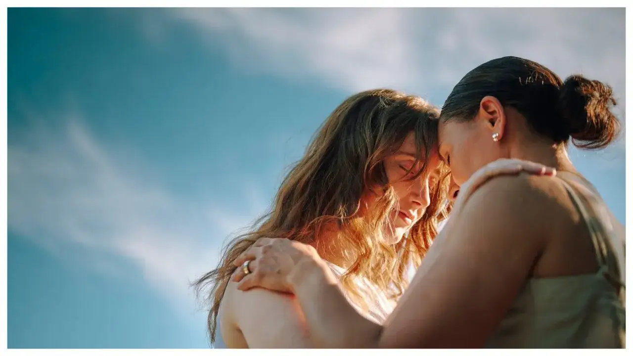 Due donne si abbracciano con tenerezza, un'immagine che evoca il vero amore platonico, significato di profonda connessione spirituale.