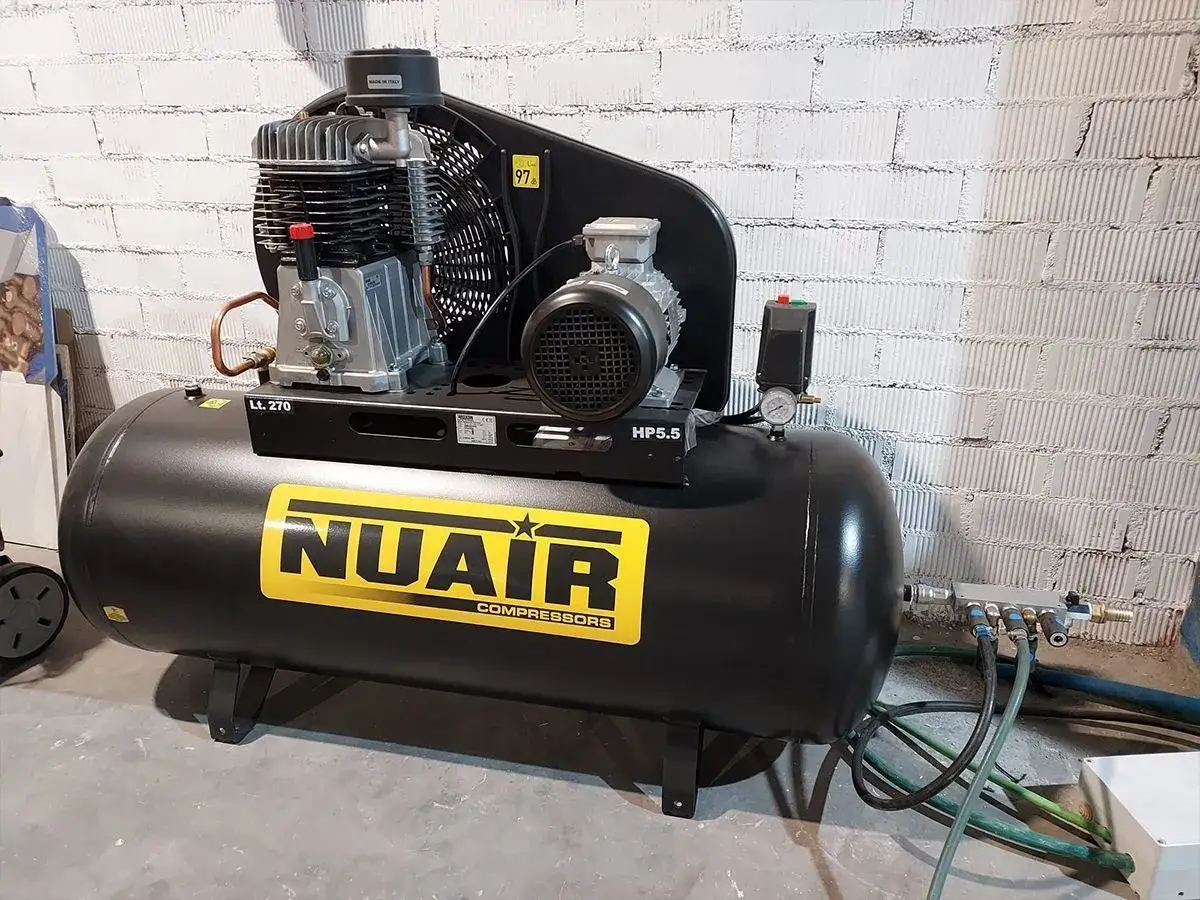 Compresor NUAIR de 270L y 5.5HP. Ideal para saber como elegir un compresor de aire para tu taller.