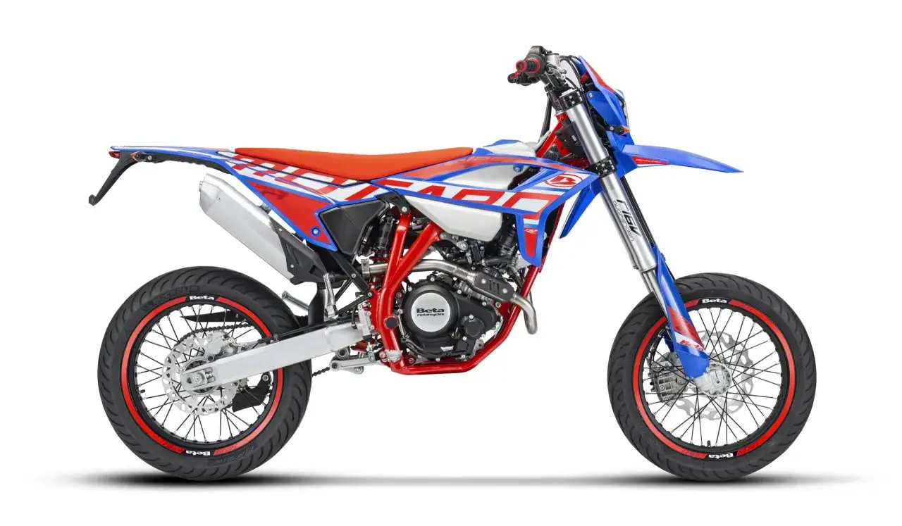 Niebiesko-czerwony motocykl Beta w stylu hypermotard, gotowy do szaleństw na asfalcie.