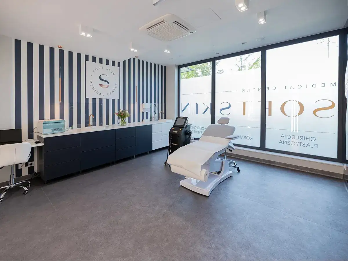 Nowoczesny gabinet dermatologiczny i medycyny estetycznej z fotelem zabiegowym i logo 