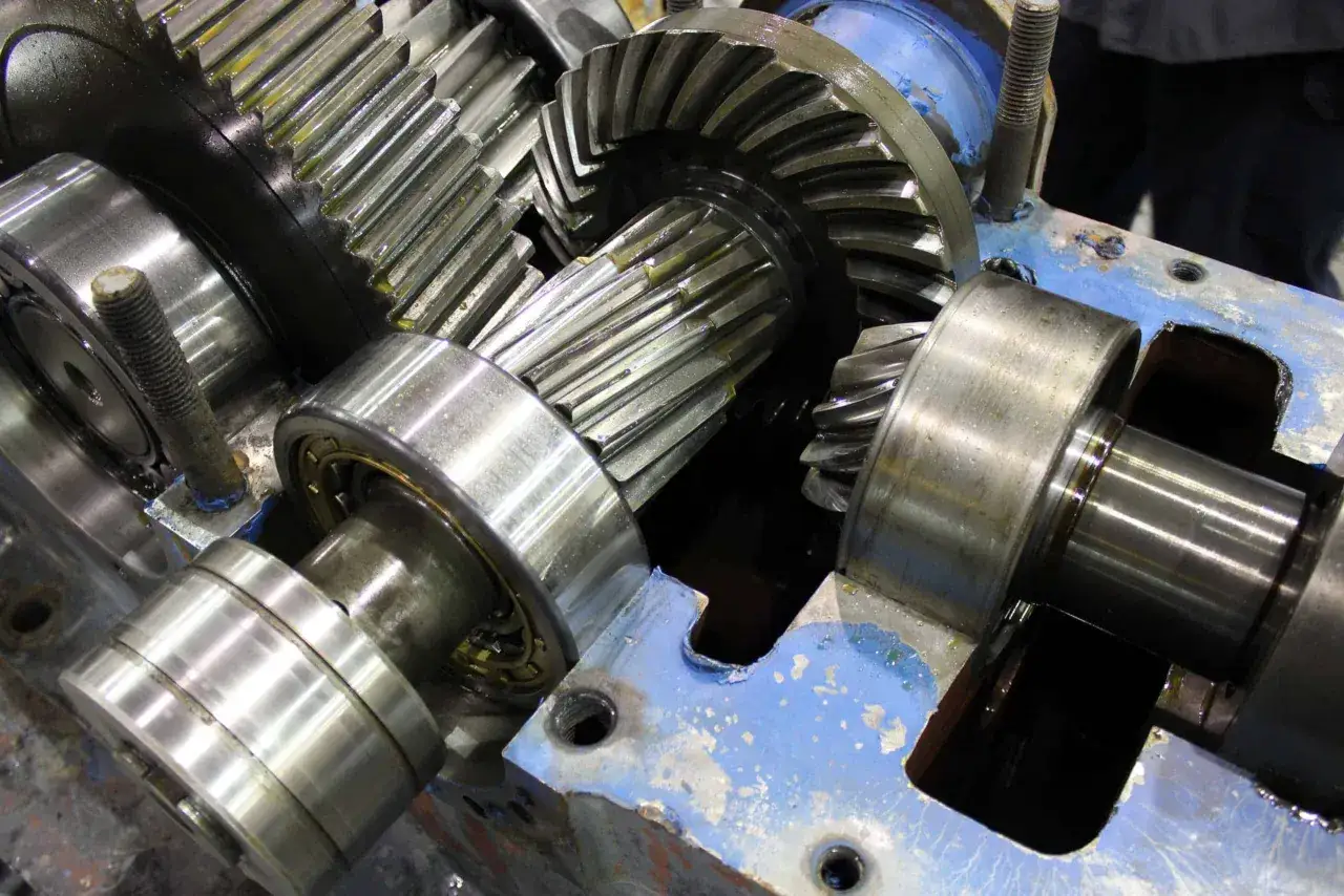 Metalowe tryby i łożyska w mechanizmie, gotowe do przeglądów okresowych.