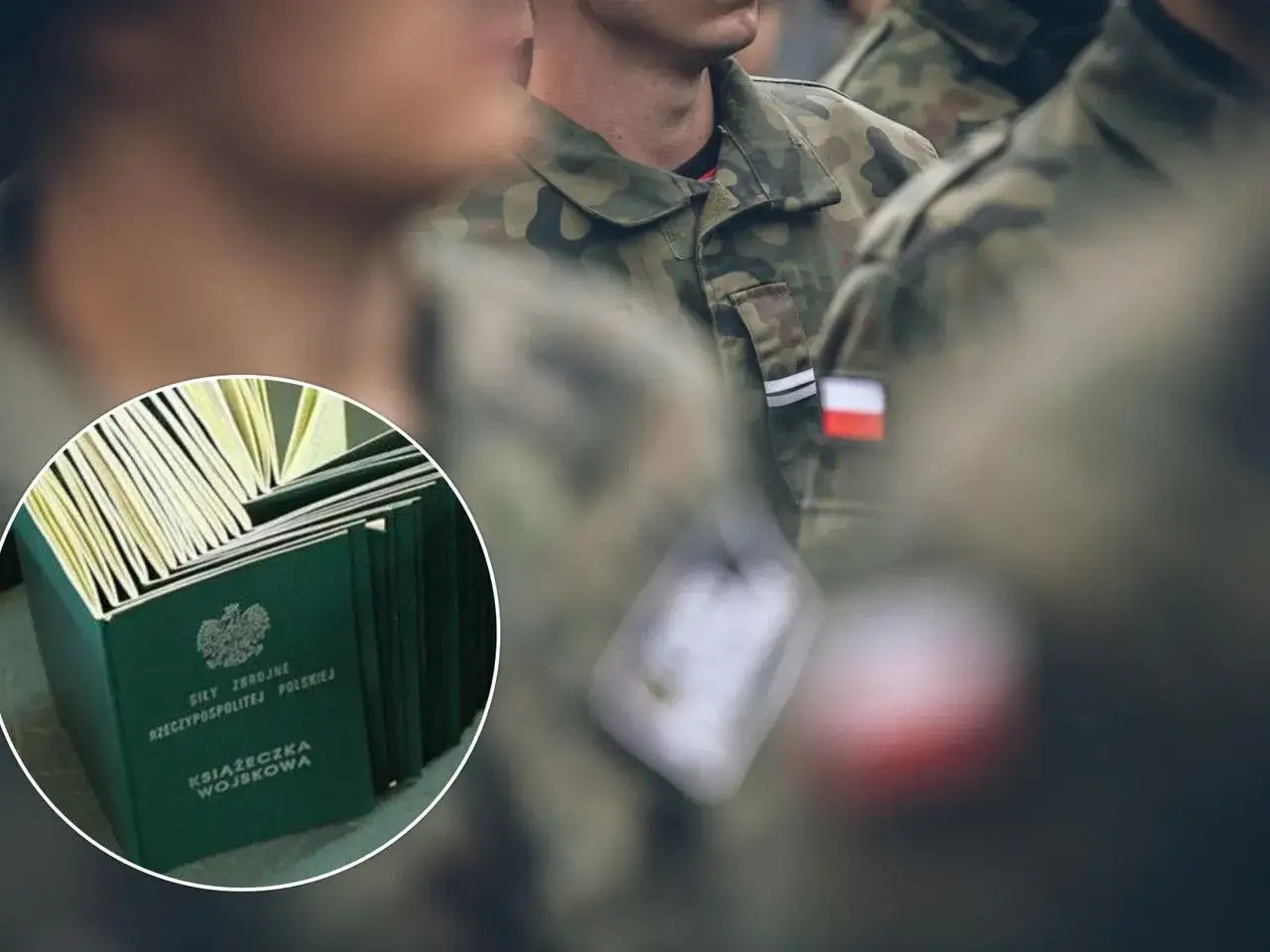 Książeczki wojskowe w tle żołnierzy w mundurach. Symboliczny obraz poboru do wojska i przygotowań do służby.