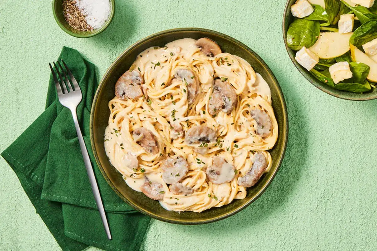 Pâtes crémeuses aux champignons dans une assiette