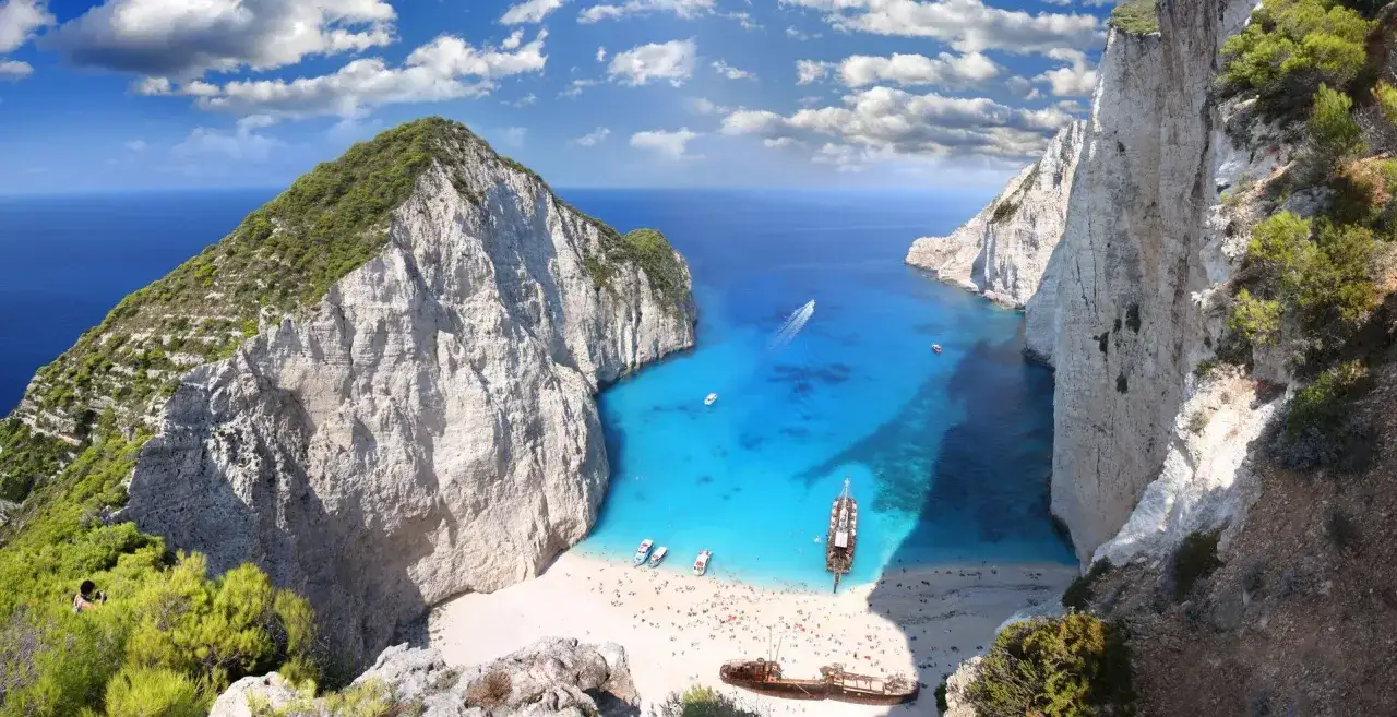 Zatoka Navagio na Zakynthos, jakie morze! Turkusowa woda, biała plaża, klify i wrak statku tworzą rajski widok.