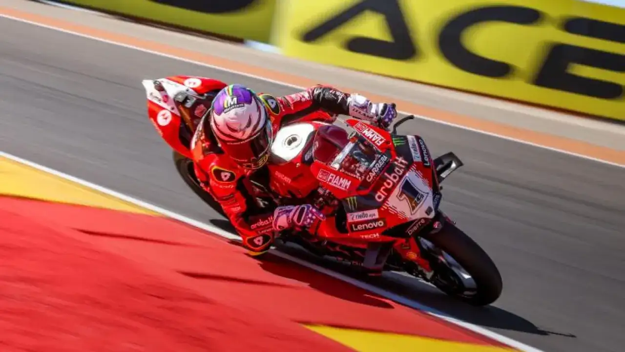 Piloto de Ducati en plena curva, una imagen emocionante de donde ver superbikes.