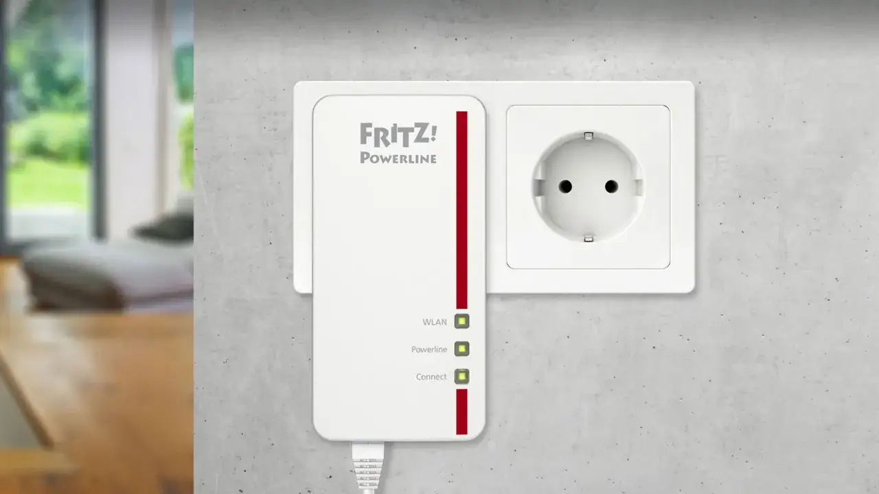 FRITZ! Powerline Adapter in Steckdose. WLAN, Powerline und Connect leuchten grün. LAN over Power für schnelles Internet.