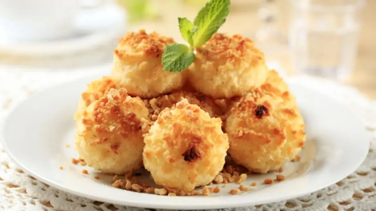 Délicieuses boules coco dorées, parfaites pour une recette facile et rapide. Une touche de menthe pour la fraîcheur.