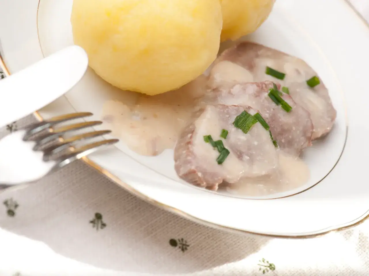 Krenfleisch mit Klößen, ein deftiges Gericht, das man in Bayreuth genießen kann.