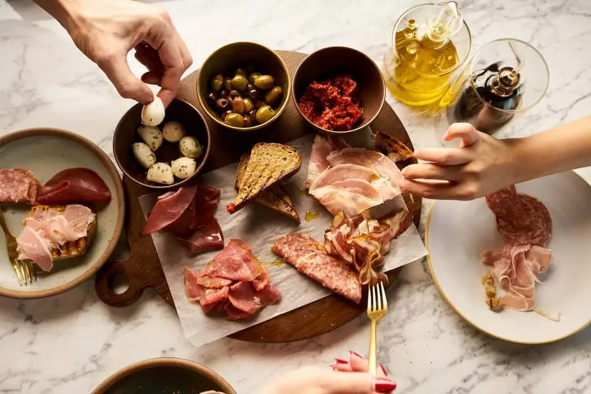 En h&auml;rlig antipasti med charkuterier, oliver, soltorkade tomater och mozzarella. Perfekt f&ouml;r en mysig kv&auml;ll!