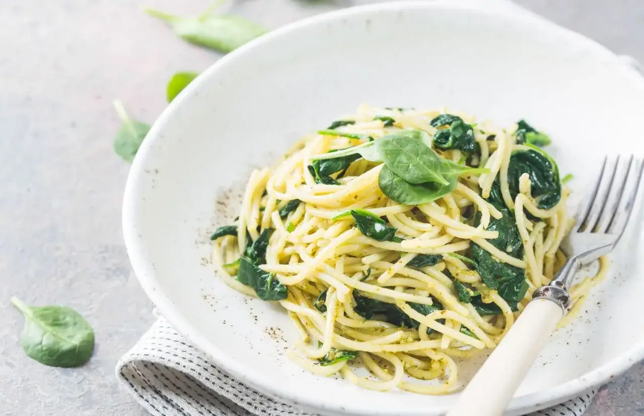 Pyszne spaghetti ze świeżym szpinakiem, idealne na szybki obiad. Prosty szpinak przepis, który pokochasz!