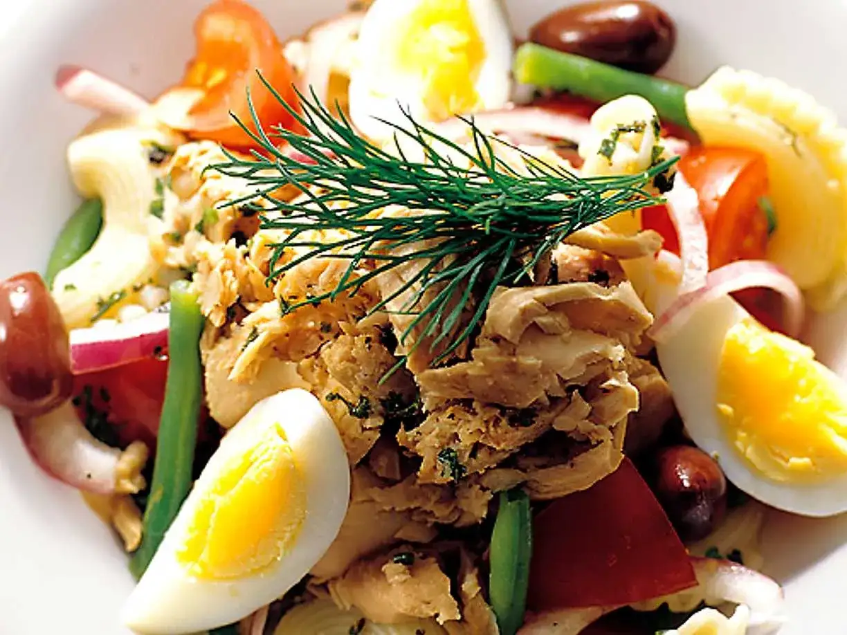 En härlig tonfisksallad med pasta, ägg, tomater, oliver och dill. En perfekt sommarlunch!