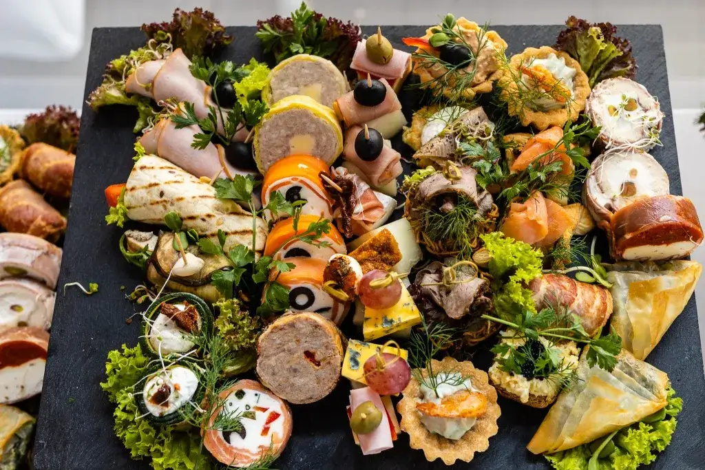 różne rodzaje cateringu na imprezy młodzieżowe