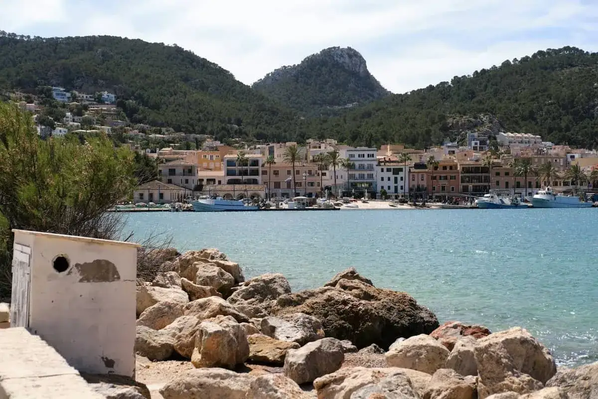Bucht mit H&auml;usern und Bergen im Hintergrund. Die mallorca temperaturen im Oktober sind noch angenehm f&uuml;r einen Ausflug.